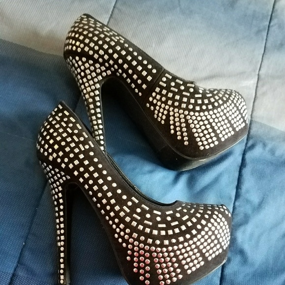 Studded heels size 7 - Picture 3 of 3